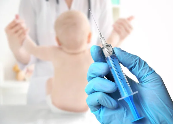 Concetto sanitario. Vaccinazione del bambino in ospedale — Foto Stock