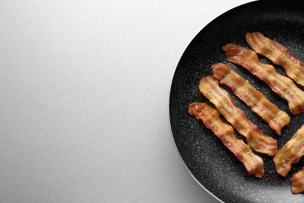 Pan with fried bacon — Stock Photo, Image