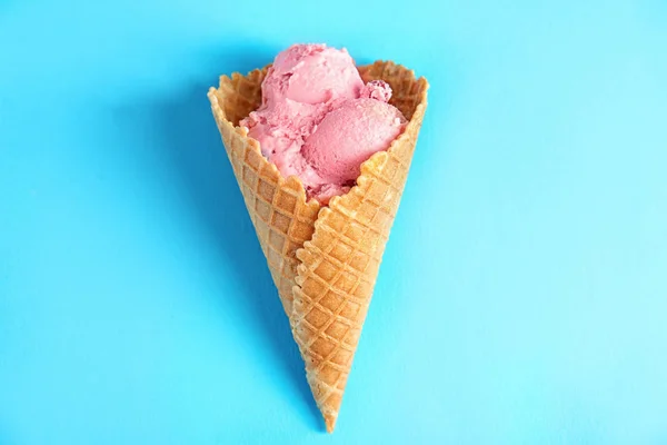 Φρούτα παγωτό σε χωνάκι βάφλα — Φωτογραφία Αρχείου