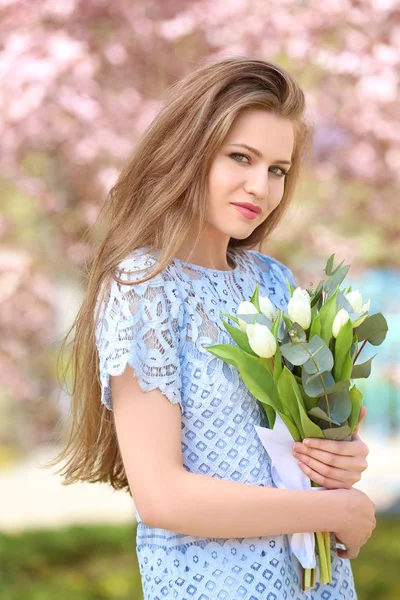 Belle femme avec bouquet de tulipes — Photo