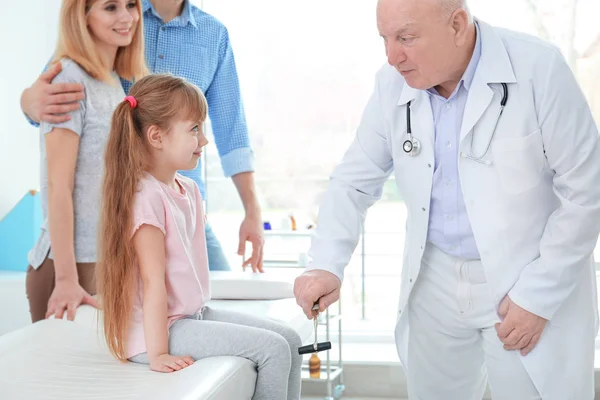 Niña con padres en el consultorio del neurólogo —  Fotos de Stock