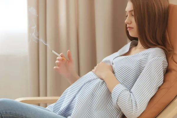 Pregnant woman smoking — Stock Photo, Image