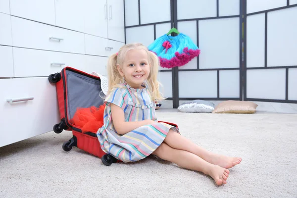 Nettes Mädchen im Kleiderschrank — Stockfoto