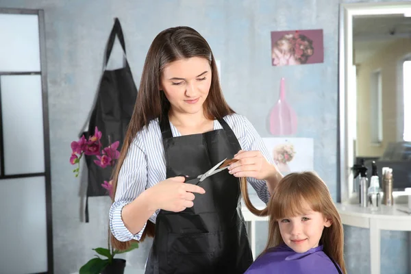 Schattig klein meisje in de kapsalon — Stockfoto