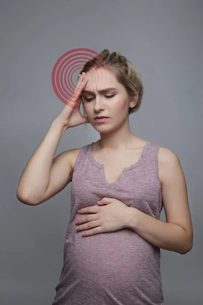 Mulher grávida que sofre de dor de cabeça — Fotografia de Stock