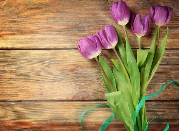 Mooi boeket van lila tulpen — Stockfoto