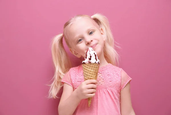 Malá holka jí zmrzlinu — Stock fotografie
