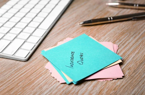 Nota en papel con texto PRESENTACIONES DE SEGURO y teclado sobre fondo de madera — Foto de Stock