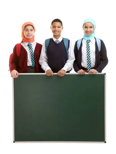 Schoolkinderen met groene school schoolbord op witte achtergrond — Stockfoto