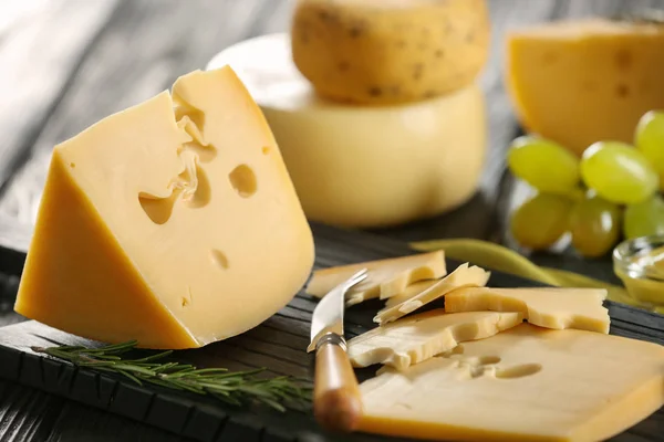 Kaas op een houten bord — Stockfoto