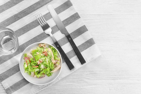 Tallrik med kycklingsallad — Stockfoto