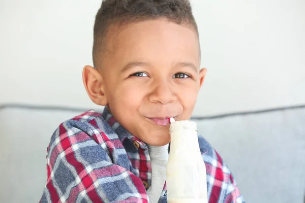 Африканський хлопчик питної йогурт — стокове фото
