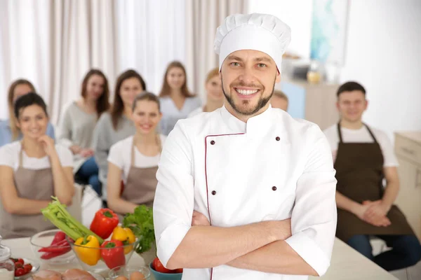 Chef masculino y grupo de personas en clases de cocina —  Fotos de Stock