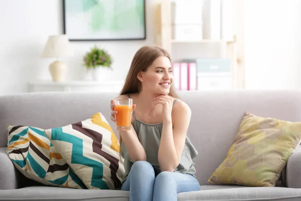 Mujer joven degustación de jugo fresco — Foto de Stock