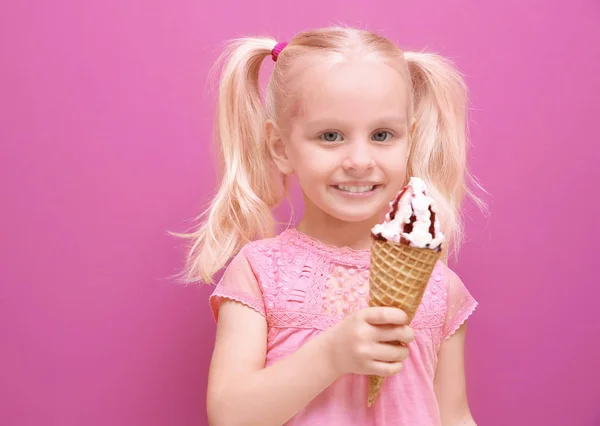 Klein meisje dat ijs eet — Stockfoto