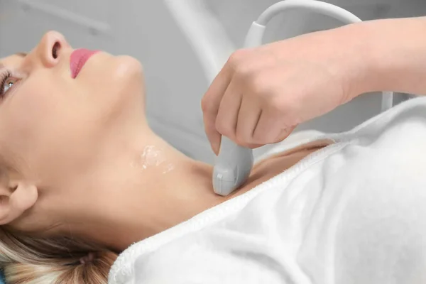Junge Frau unterzieht sich in moderner Klinik einer Ultraschalluntersuchung — Stockfoto
