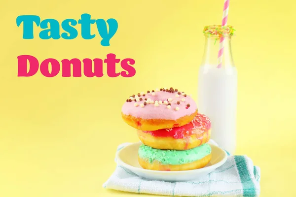 Untertasse mit leckeren Donuts und einer Flasche Milch — Stockfoto