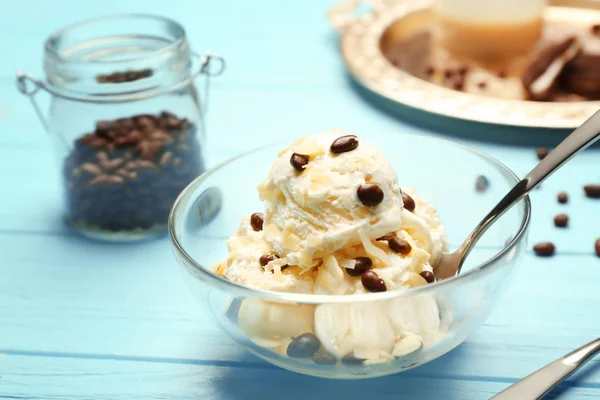 Смачний десерт з морозивом — стокове фото