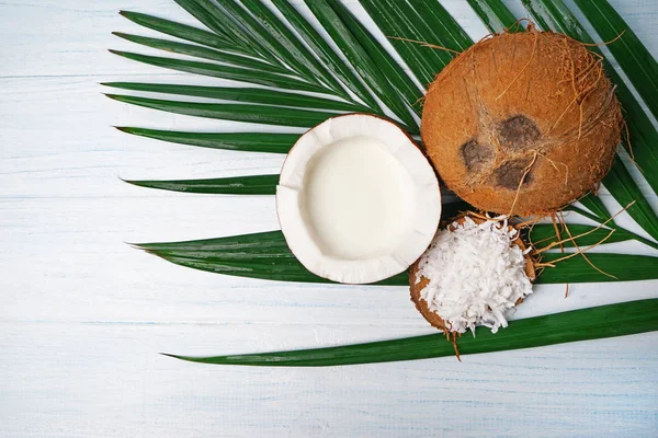 Deliciosos cocos com flocos e leite — Fotografia de Stock