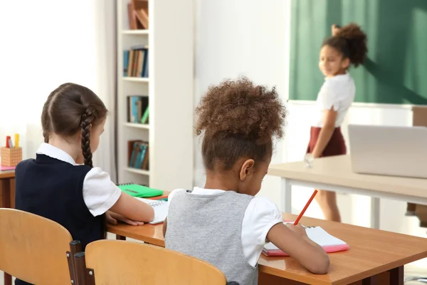 Schöne Grundschülerinnen lernen im Klassenzimmer — Stockfoto