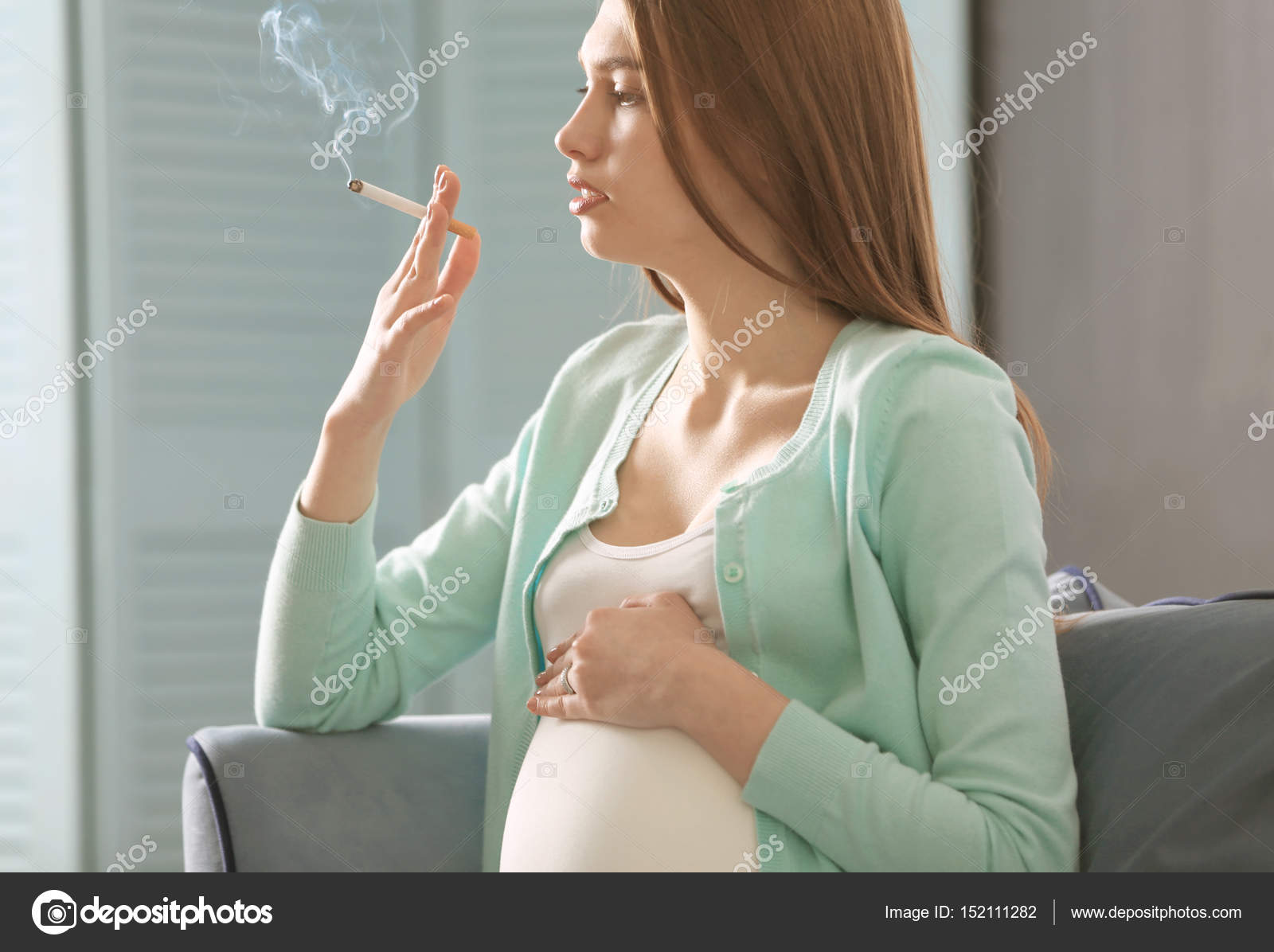 mujer embarazada fuma fotografía de stock belchonock 152111282