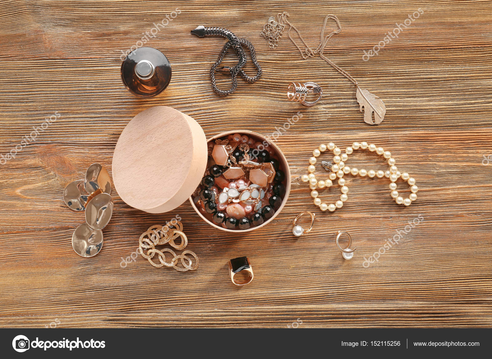 Jewelry accessories in box Stock Photo by ©belchonock 152115256