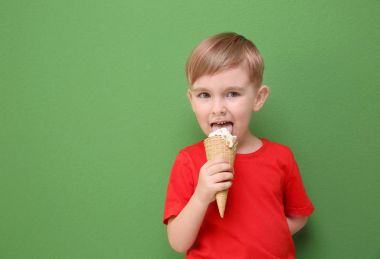 Küçük çocuk dondurma yiyor. 