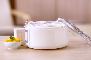 Modern yoğurt makinesi ve malzemeler