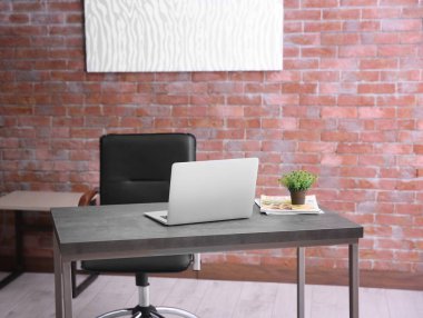 Dizüstü bilgisayar ile rahat çalışma alanı 