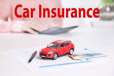  Belgeler üzerine kırmızı oyuncak araba