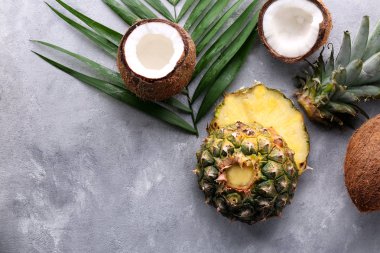 Ananas ve gri arka plan üzerine Hindistan cevizi