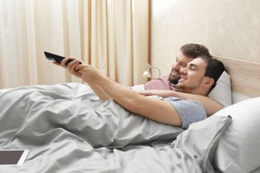 gay çift yatakta yatarken  
