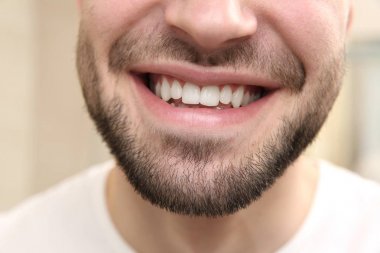 gülümseyen genç adam 