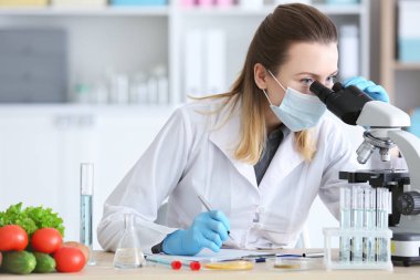 Genç kadın beslenme uzmanı