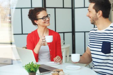 Bilgisayarlı genç çift 