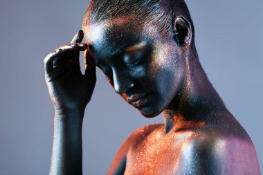 Renk arka plan üzerinde yaratıcı vücut sanatı olan kadın