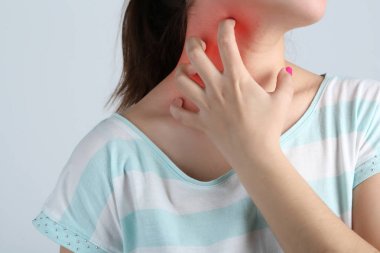 Alerji ve boğaz ağrısı kavramı. Kadın boyun, closeup tırmalamak