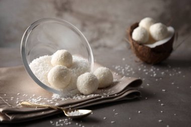 Hindistan cevizi pul şekerler