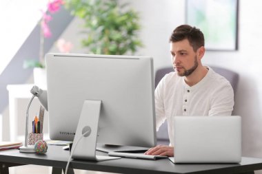 Genç erkek tasarımcı çalışma 