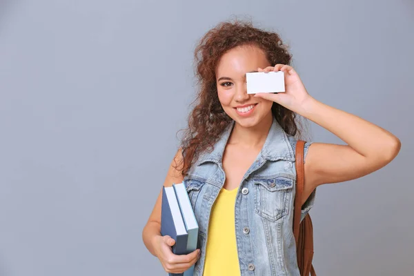 African American student met visitekaartje — Stockfoto