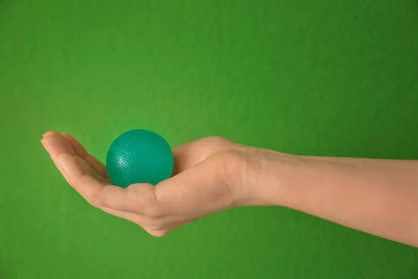 Женщина держит резиновый мяч — стоковое фото