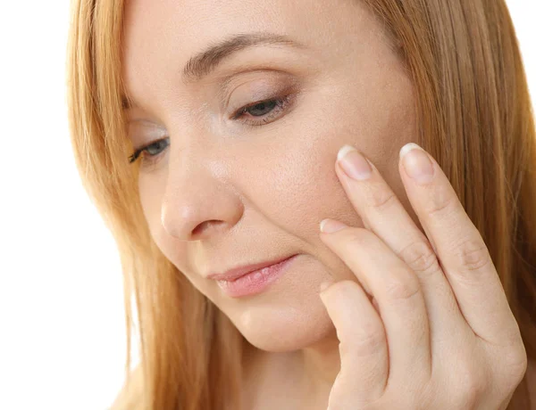 Mujer aplicando crema antienvejecimiento —  Fotos de Stock