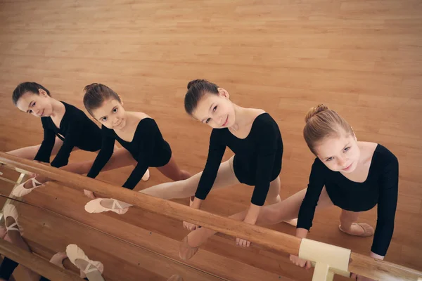 Симпатичні Маленькі Дівчата Розтягують Ноги Танцювальній Студії — стокове фото
