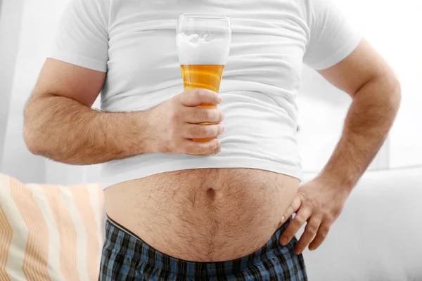 Hombre con barriga grande sosteniendo cerveza —  Fotos de Stock