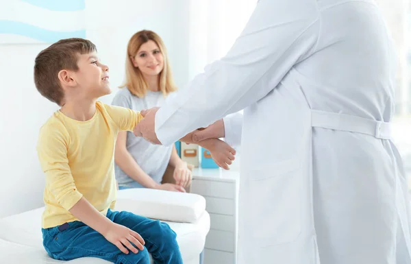 Jongen met moeder bij Orthopedisten kantoor — Stockfoto