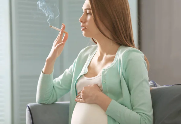 WANITA PREGNANT SMOKING — Stok Foto