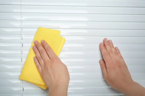 Женские руки, моющие белую жалюзи — стоковое фото