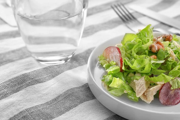 Assiette avec salade de poulet — Photo