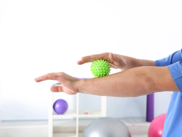 Homme faisant des exercices avec balle de stress — Photo