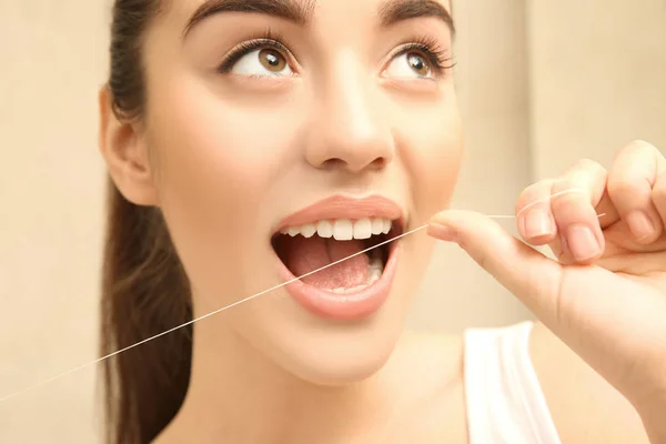 Vacker kvinna borsta tänderna — Stockfoto